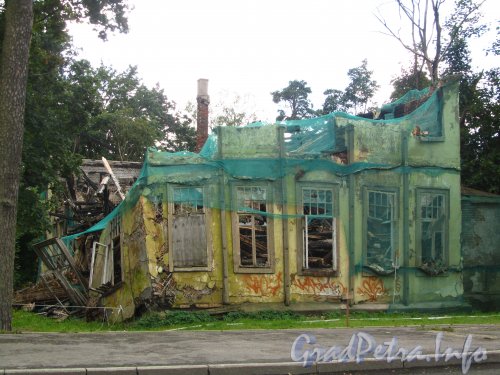 г. Зеленогорск, Приморское шоссе, дом 538. Руины дома. Вид с Приморского шоссе. Фото 6 сентября 2012 года.