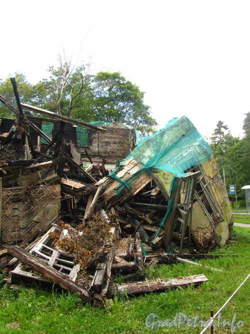 г. Зеленогорск, Приморское шоссе, дом 538. Руины дома. Фрагмент со стороны Театральной улицы. Фото 6 сентября 2012 года.