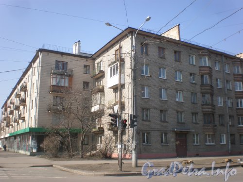 Ланское шоссе, дом 8 (слева) / Новосибирская, ул, дом 12 (справа). Общий вид. Фото апрель 2010 года.