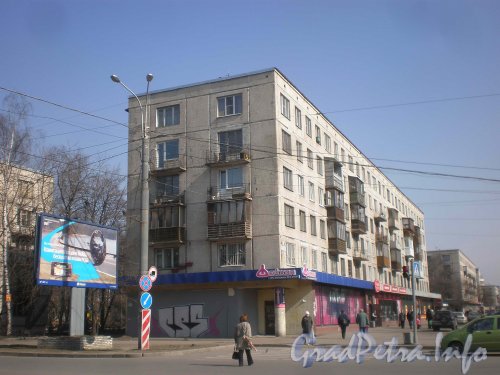 Ланское шоссе, дом 10, корп. 1. Общий вид жилого дома от Новосибирской улицы.  Фото апрель 2010 года.