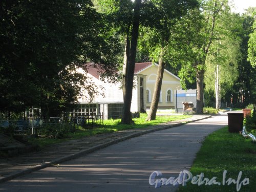 Кронштадтское шоссе, дом 31б на территории Кронштадтского кладбища. Фото 20 июля 2012 г.