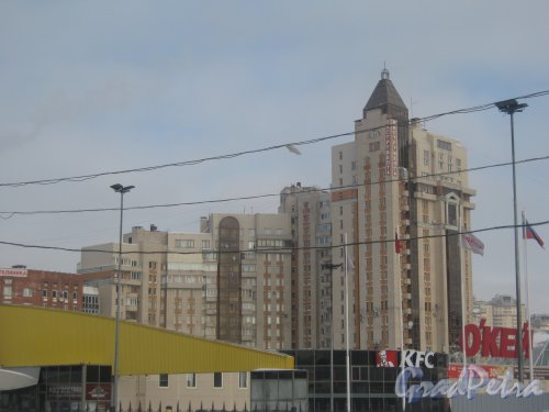 Выборгское шоссе, дом 5, корпус 1. Общий вид с трамвайной остановки «метро Озерки» со стороны Выборгского шоссе на высотную часть здания. Фото 21 февраля 2013 г.