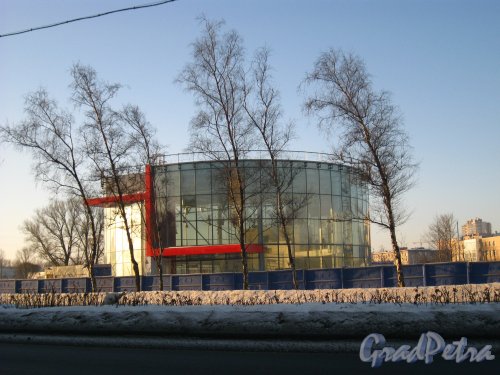 Московское шоссе, участок 1, (Северо-западнее пересечения с Дунайским проспектом). Строительство многофункционального спортивно-развлекательного и торгового комплекса со встроенной автостоянкой. Фото 25 февраля 2013 года.