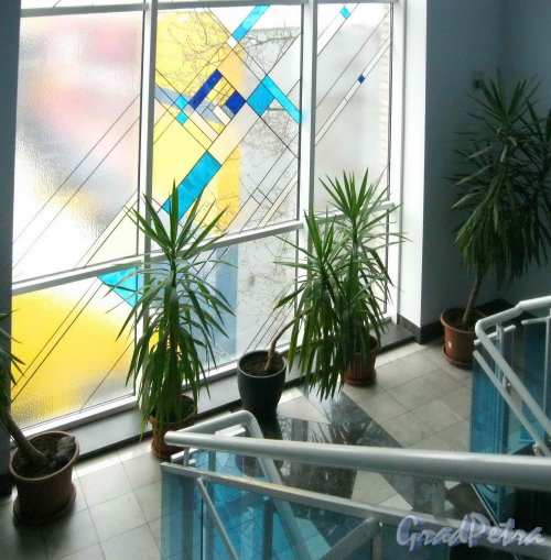 Митрофаньевское шоссе, дом 2, корпус 1, литера К. Витраж на лестничной площадке бизнес центра «Адмирал». Фото 11 марта 2013 г.