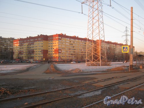 Петергофское шоссе, дом 13, корпус 1. Общий вид с Петергофского шоссе. Фото 20 марта 2013 г.