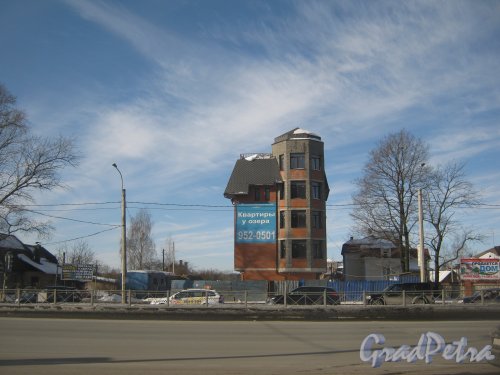 Выборгское шоссе, дом 134. Фрагмент здания. Вид со стороны Выборгского шоссе. Фото 16 марта 2013 г.