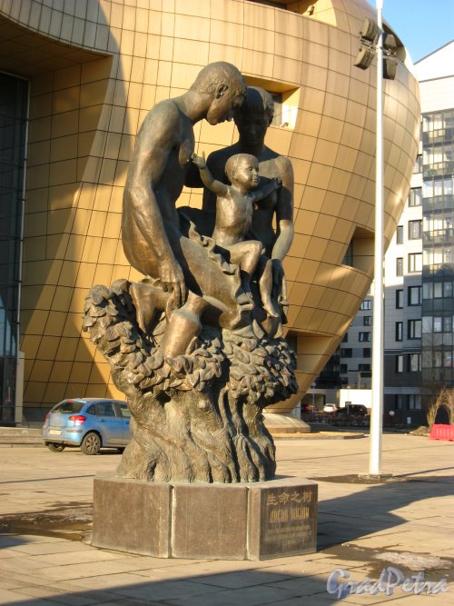 Скульптурная группа «Древо жизни» перед деловым центром «Балтийскаяжемчужина». Фото 28 марта 2013 г.