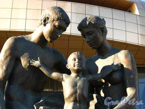 Фрагмент скульптурной группы «Древо жизни» перед деловым центром «Балтийскаяжемчужина». Фото 28 марта 2013 г.