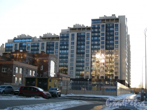 Петергофское шоссе, дом 57. Фасад жилого дома со стороны улицы Капитана Грищенко. Фото 28 марта 2013 г.