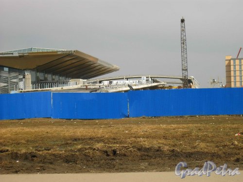 Пулковское шоссе, дом 41. Строительство пандуса к новому терминалу аэропорта Пулково-1. Фото 16 апреля 2013 г.