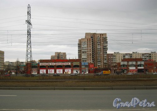 Петергофское шоссе, дом 3. Комплекс построек торгового комплекса (двухэтажные постройки). Фото 16 апреля 2013 г.