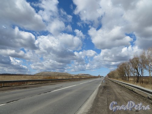 Перспектива Волхонского шоссе от Киевского шоссе в сторону Южного кладбища. С правой стороны - Московский район, с левой стороны Гатчинский район. Фото 1 мая 2013 года.