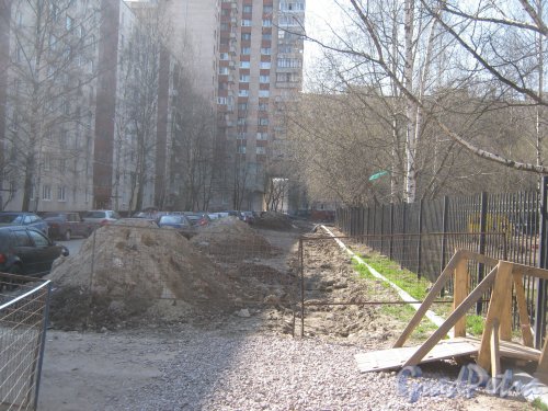 Петергофское шоссе, дом 3, корпуса 4 (слева) и 5 (в центре). Ремонтные работы на трубах отопления. Фото 4 мая 2013 г.