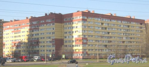 Петергофское шоссе, дом 13, корпус 1. Общий вид фасада с Петергофского шоссе. Фото 4 мая 2013 г.