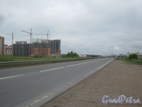 Горелово, Красносельское шоссе, дом 58 (слева). Общий вид строящегося здания с Волхонского шоссе. Фото 30 июня 2013 г.