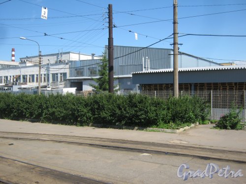 Петергофское шоссе, дом 73у. Вид из окна трамвая 41 маршрута (трамвай на конечной остановки у ЛЭМЗа). Фото 8 июля 2013 г.