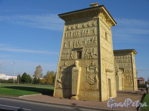 Петербургское шоссе (Пушкин), д. 1. Египетские ворота. Фото сентябрь 2007 г.